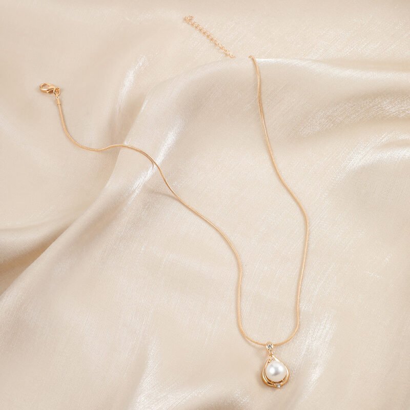 Classic Design Women's Fashion Simple Pearl Necklace - Image 5